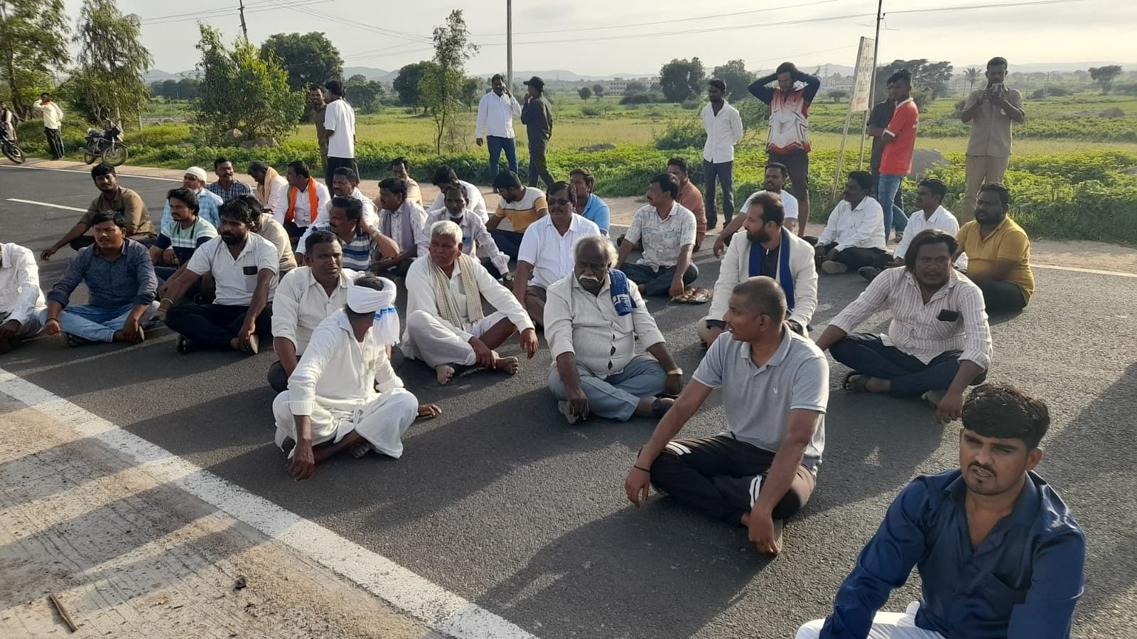 <div class="paragraphs"><p>Various organisation leaders stage protest against death of PSI in Yadgir on Saturday.</p></div>